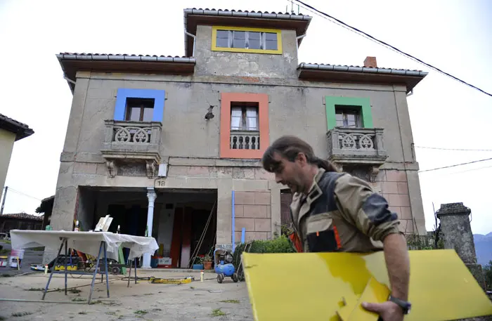 כפר ספרדי שנצבע בצבעים של חלונות 7