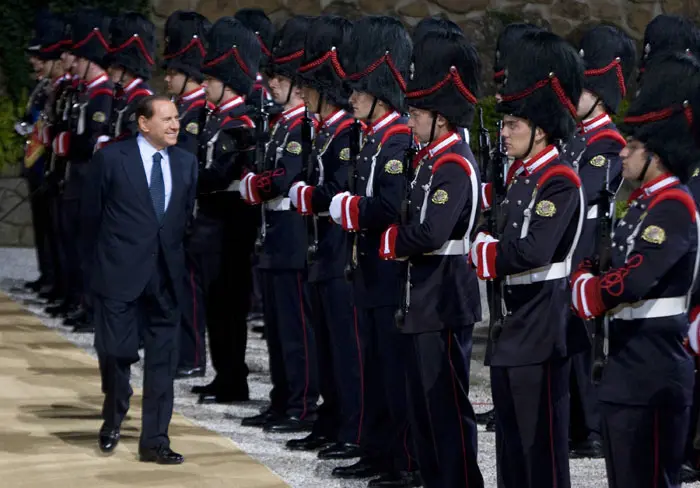 ראש ממשלת איטליה סילביו ברלסקוני סוקר מצעד צבאי