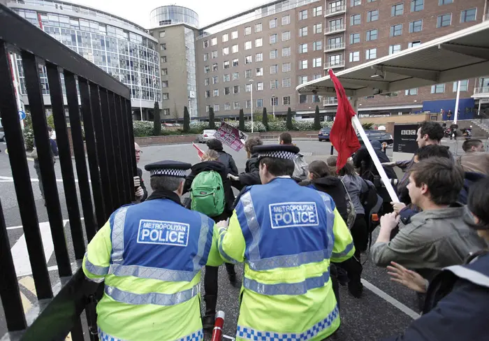 מפגינים פורצים למשרדי ה BBC בלונדון