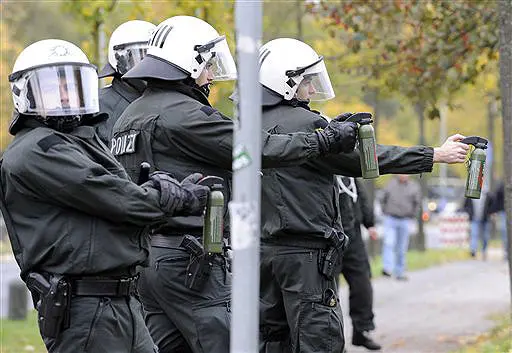 שוטרים גרמנים מפזרים את אוהדי הקבוצות, גלדבאך וקלן