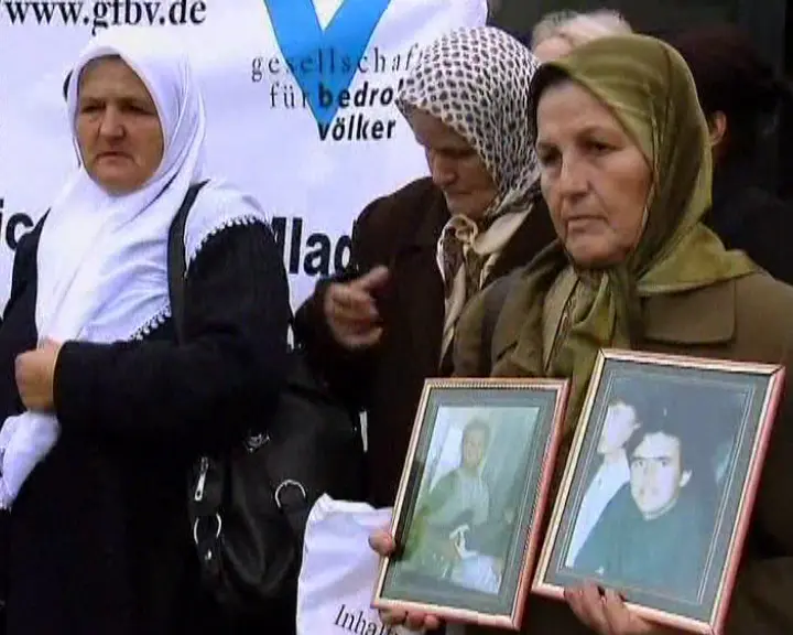 אלמנות סרברניצה מפגינות בפתח משפטו של קראדז'יץ' באוקטובר 2009