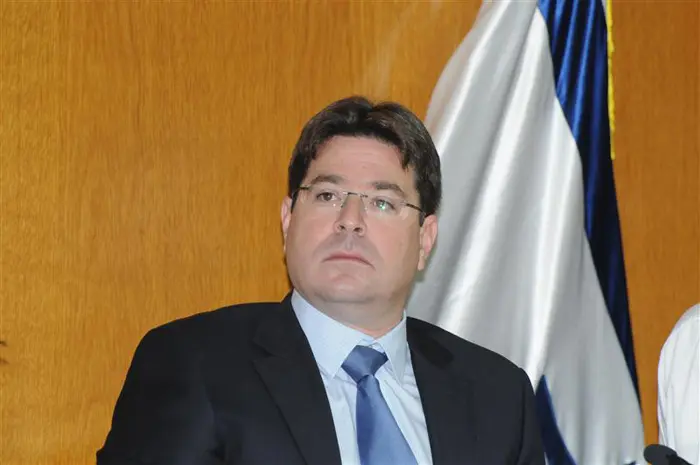 הגיש הצעת חוק לעריכת משאל עם. אופיר אקוניס