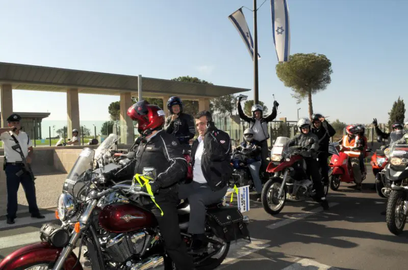 נבחנת אפשרות להנחה בנטל המס לאופנוענים. מחאת הרוכבים מחוץ לכנסת