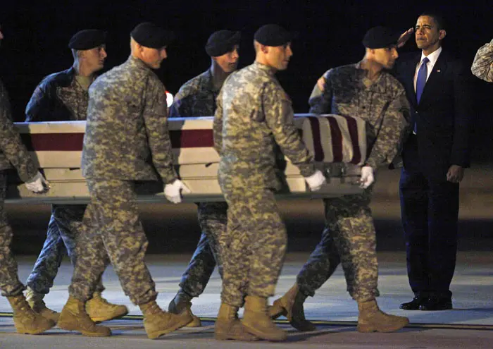 ארונות של חיילים אמריקאים שנהרגו באפגניסטן נוחתים בשדה התעופה הצבאי בדובר, ארצות הברית
