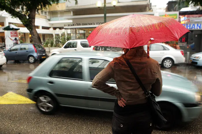 התאם מהירותך לסביבה כדי למנוע תאונה ובכדי לשמור את הולכי הרגל יבשים