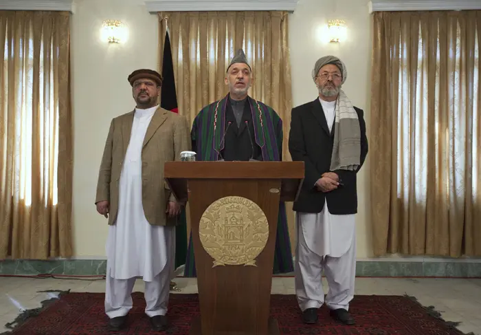 נשיא אפגניסטן חמיד קרזאי ושני סגני הנשיא