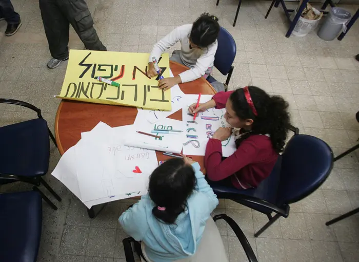 הילדים הזרים לא הגיעו בסוף והעיתונאים המאוכזבים נאלצו להסתפק בילדים "רגילים"