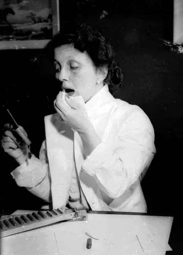 האישה הראשונה שהופיעה לבדה על שער המגזין "ביזניס וויק". הייזל בישופ בתמונה מ-1951