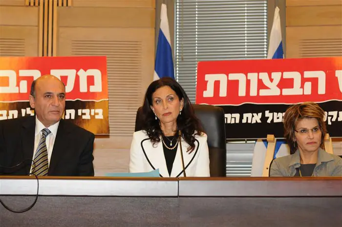 לדבריה, במידה וההצעות לא יהיו רציניות, היא בעצמה תתמוך בישיבה באופוזיציה. תירוש