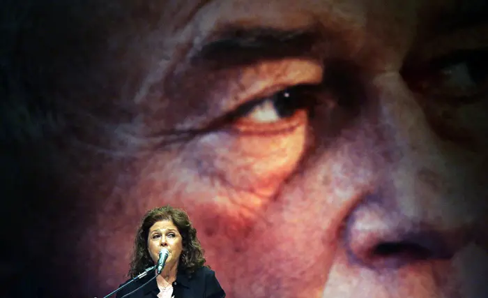 "כולנו משלמים את המחיר על הצלחתו המדהימה של רוצח רבין". דליה רבין על רקע תמונת אביה