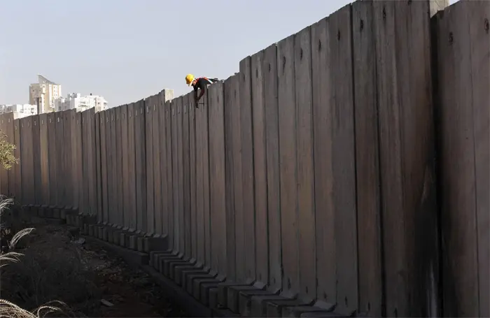 להצהיר על הפסקת הבנייה ממזרח לגדר הביטחון