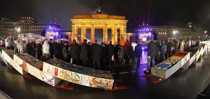 הפלת אבני החומה בטקס 20 שנה לנפילת חומת ברלין