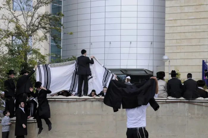 המפגינים החרדים סילקו את סגן ראש העיר מהמקום