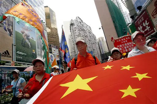 רבבות אזרחים מחו על האינדוקטרינציה בתכנית הלימודים. הפגנה בהונג קונג