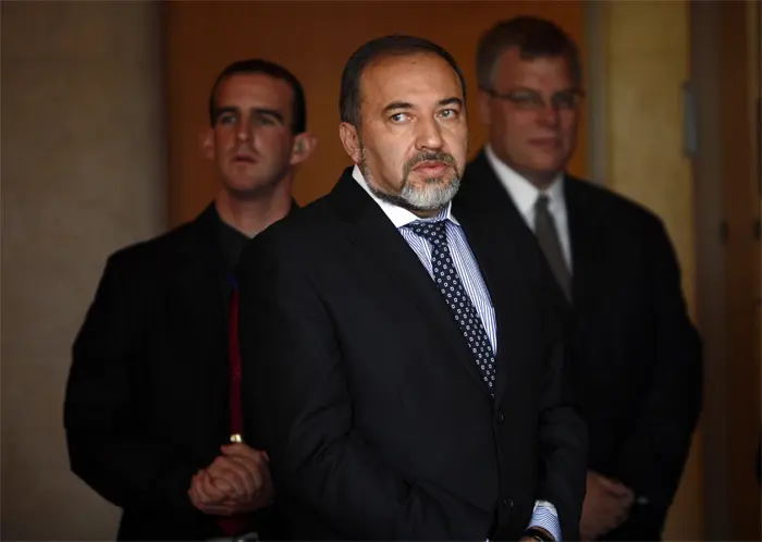 "מה שצריך לעשות הוא להתחיל בשיחות ישירות מבלי להתחייב ולקדש שום מועד". ליברמן