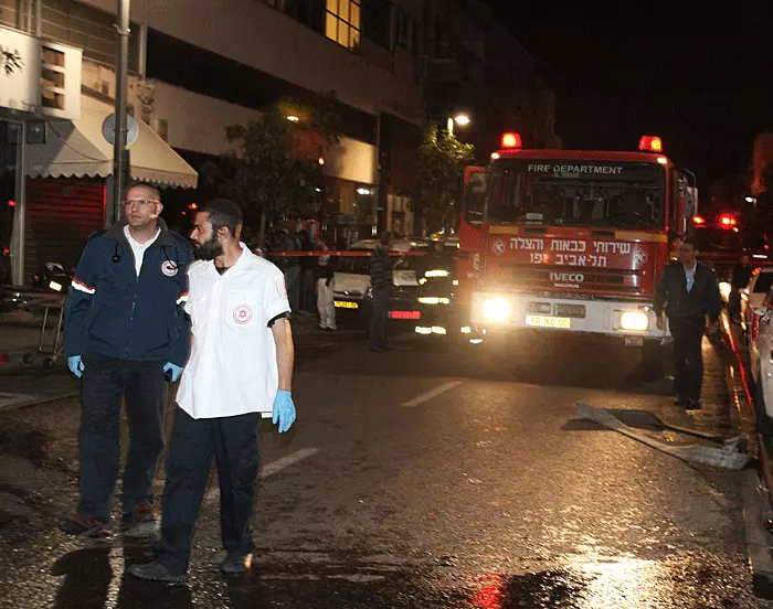 מכבי האש גילו את שתי הנשים מחוץ לבית