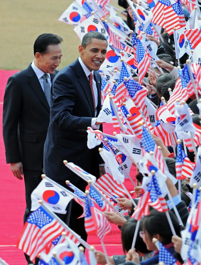 "ממשיך להחזיק בעמדה שהם עשויים לעבור בדלת הדיפלומטית". אובמה בדרום קוריאה
