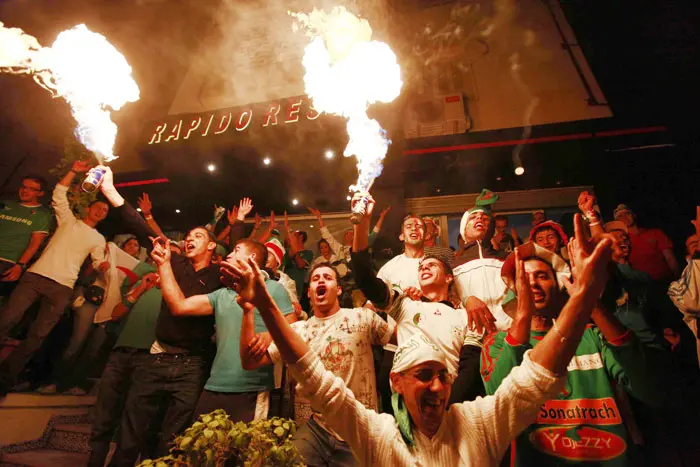 אוהדי אלג'יריה חוגגים את העפלת הנבחרת למונדיאל
