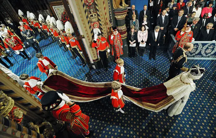 המלכה אליזבת פותחת את כינוס הפרלמנט הבריטי