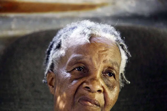 אמו של חבר צוות ספינת דייג ספרדית שנחטפה על ידי פירטים סומלים