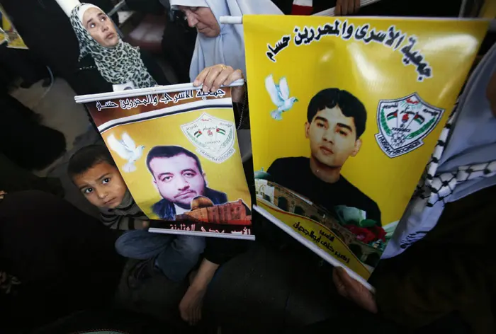 לפי הדיווח בעיתון הלבנוני "אל-מוסתקבל", המחלוקת נסובה כעת סביב 15 שמות של אסירים פלסטינים