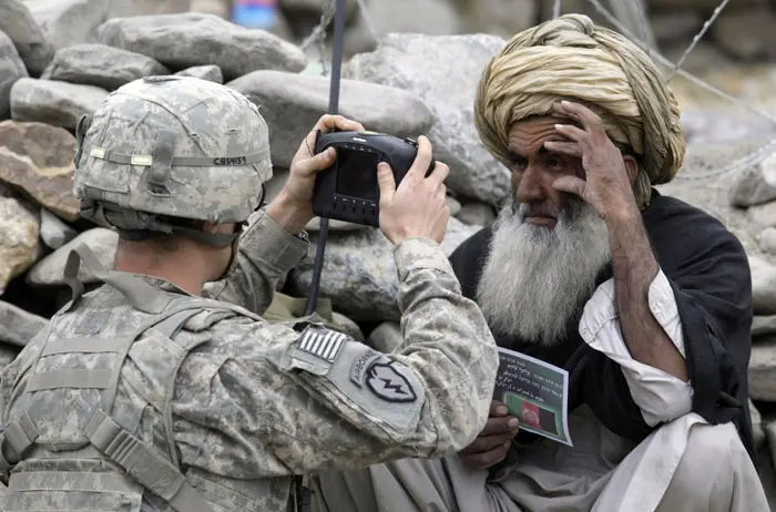 חייל אמריקאי מצלם אזרח באפגניסטן