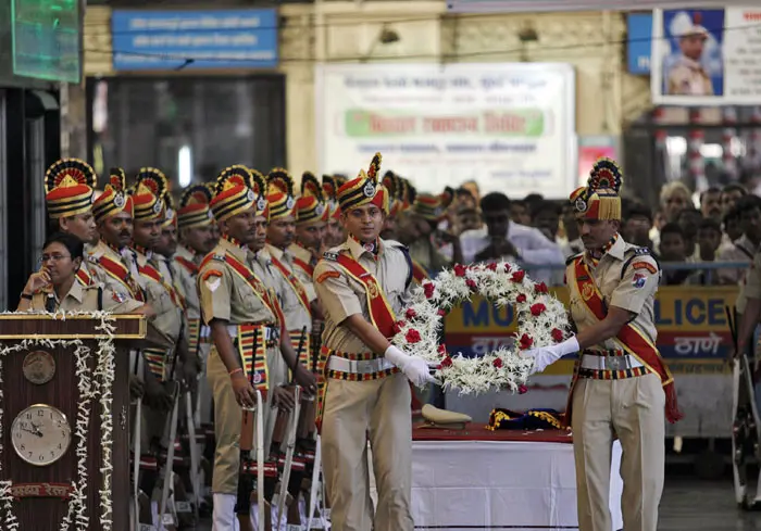 שוטרים הודים בטקס אזכרה לקורבנות הפיגועים במומבאי