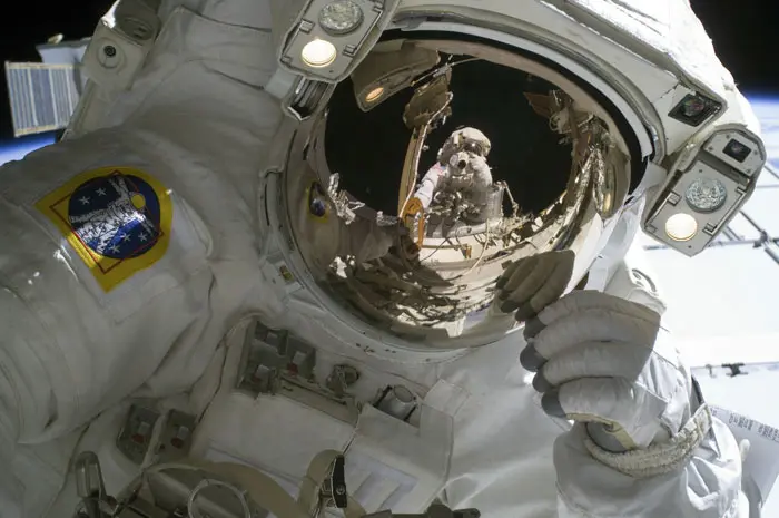 אסטרונאוט מבצע הליכת חלל