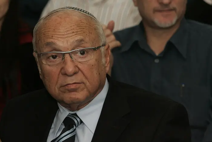 "החוק קובע כי במסגרת השיקולים יש להסתמך על דיני הכשרות בלבד". נאמן