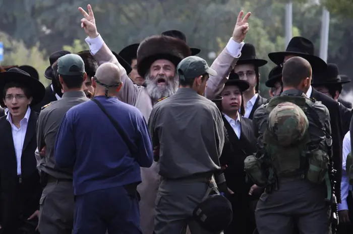 המהומות פרצו בעקבות הארכת מעצר של צעיר חרדי שנעצר בחשד להפרות סדר