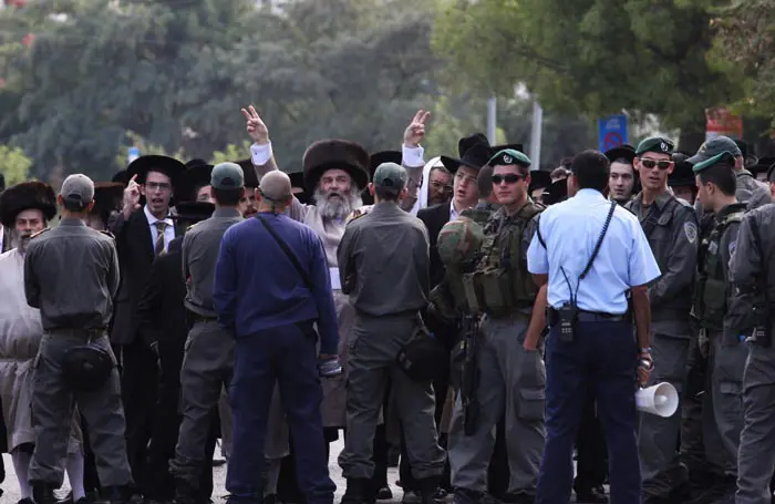 כוח של שוטרים ממחוז תל אביב הגיע למקום ומנסה להשתלט על המפגינים החרדים