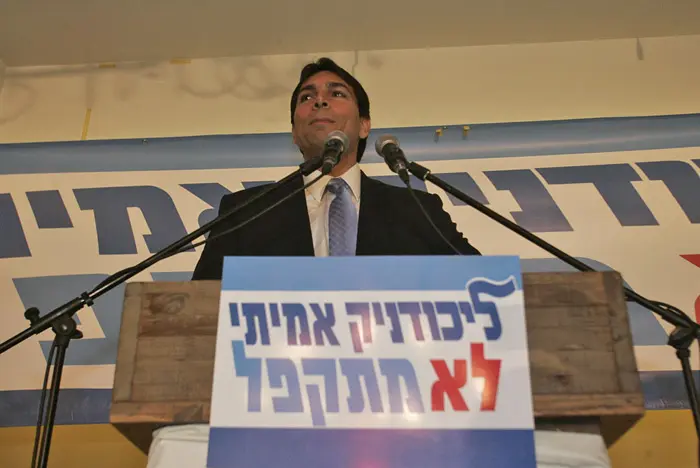 הגיש את הצעת החוק. דנון