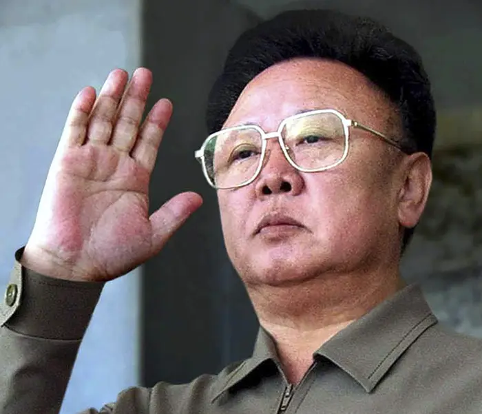 איים לתקוף, מנהיג צפון קוריאה קים ג'ונג איל