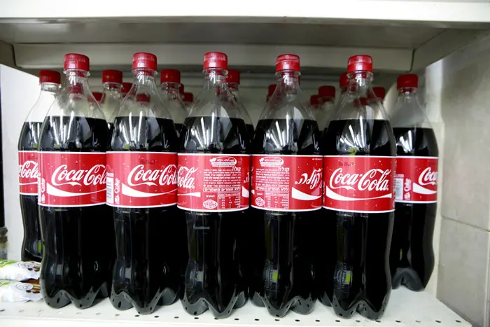 "קוקה קולה ופפסי באישור ה-FDA, חושפות מיליוני אמריקאים לחומר כימי שגורם לסרטן"