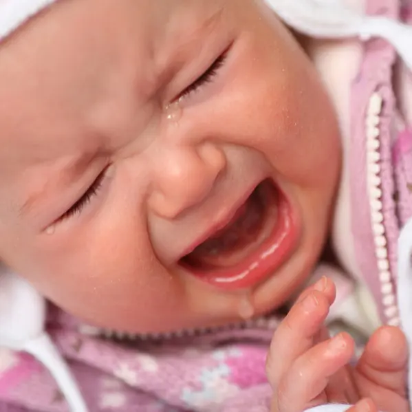 מראה קשה מאוד לראות תינוקת מוציאה את גרונה בבכי וצרחות במשך שעות לבדה"