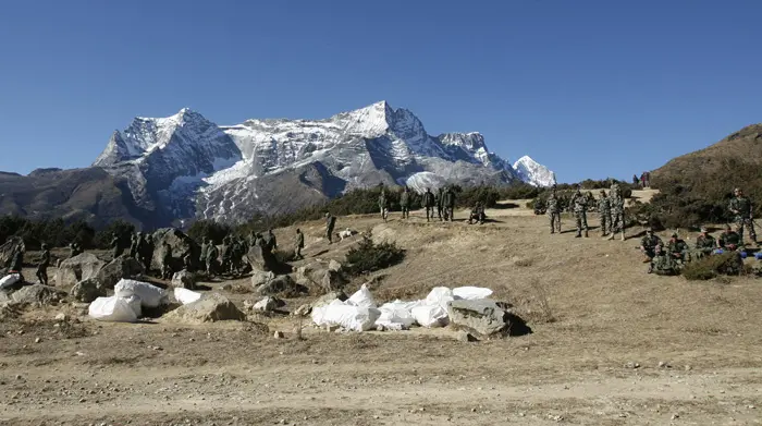 חיילים מכינים את פסגת האוורסט לקראת ישיבת ממשלת נפאל