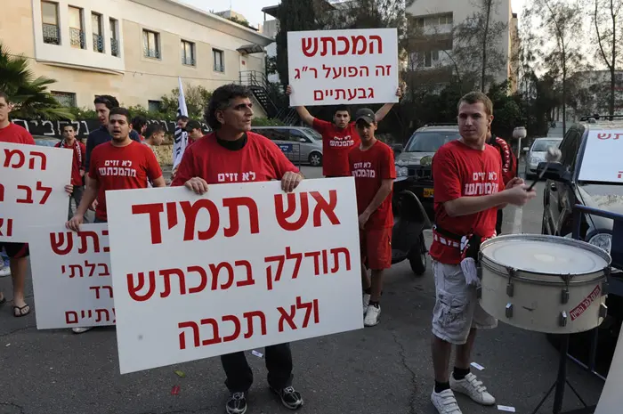 עדיין נאבקים. שחקן העבר דני אשכנזי בהפגנה