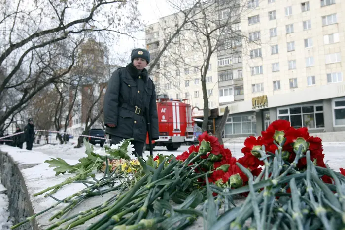 פרחים מונחים בכניסה למועדון בו נשרפו למוות 107 איש בפרם ברוסיה מילים - רוסיה שריפה שרפה