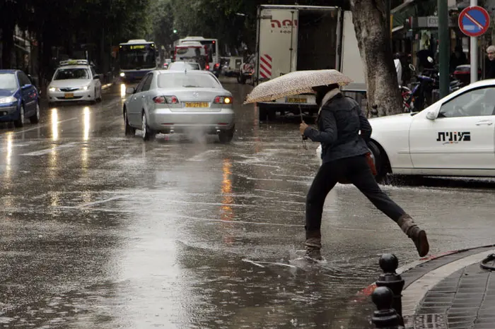 החורף צפוי לחזור ברביעי, מלווה בהתקררות ניכרת, גשמים ורוחות עזות