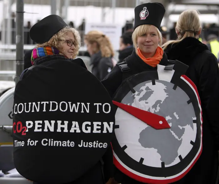 פעילים סביבתיים מפגינים מחוץ לוועידת האקלים בקופנהגן