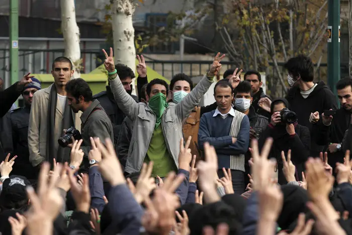 אתרים של התנועה הרפורמיסטית קראו לתומכיהם להתאסף ליד קמפוס אוניברסיטת טהרן
