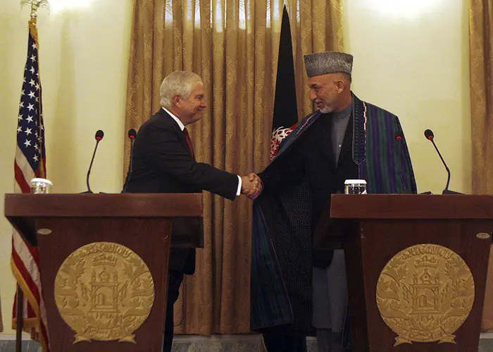 הודה שטליבן הוא "חלק מהמרקם הפוליטי". שר ההגנה גייטס בפגישה עם נשיא אפגניסטן כרזאי