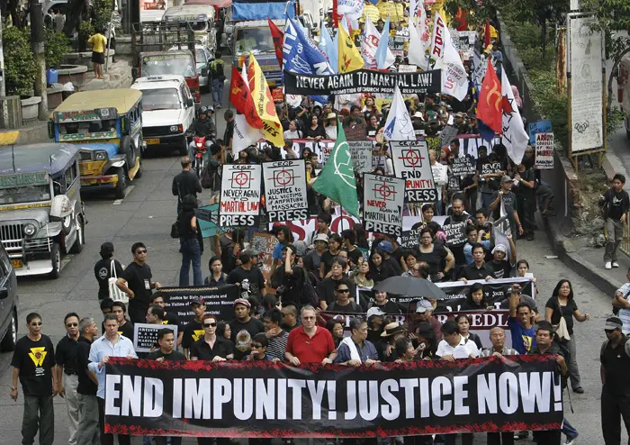 מפגינים במנילה מוחים נגד המשטר הצבאי בדרום הפיליפינים