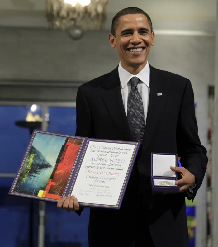 נשיא ארצות הברית ברק אובמה מציג את פרס נובל לשלום בו זכה