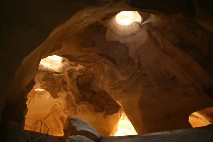 מחצבות, מערות קבורה, מחסנים ובתי מלאכה, מחילות מסתור וגידול יונים - המערות בבית גוברין