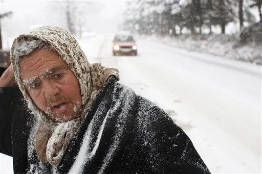 אשה בוסנית ממתינה לאוטובוס בסופת שלג