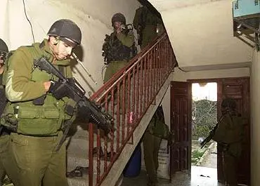 חיילי צה"ל עורכים חיפוש בבית פלסטיני