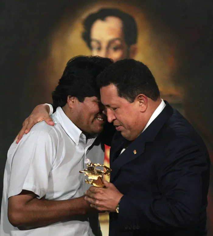 נשיא בוליביה איוו מורלס מתחבק עם מנהיג ונצואלה הוגו צ'אבז, 3 בינואר 2006