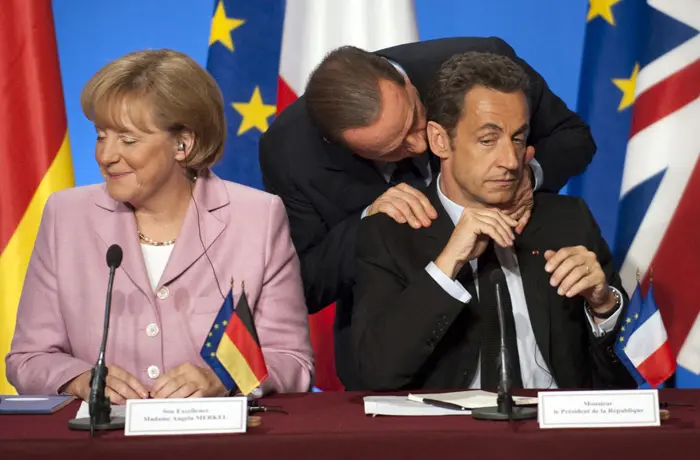 ראש ממשלת איטליה סילביו ברלוסקוני, קאנצלרית גרמניה אנגלה מרקל ונשיא צרפת ניקולא סרקוזי משוחחים בועידת פסגה בארמון האליזה, 4 באוקטובר 2008.