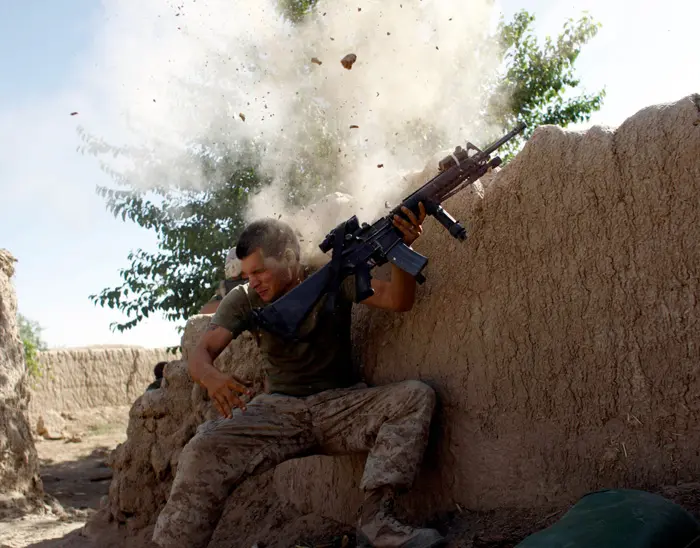 חייל אמריקאי נלחם באנשי טליבן באפגניסטן